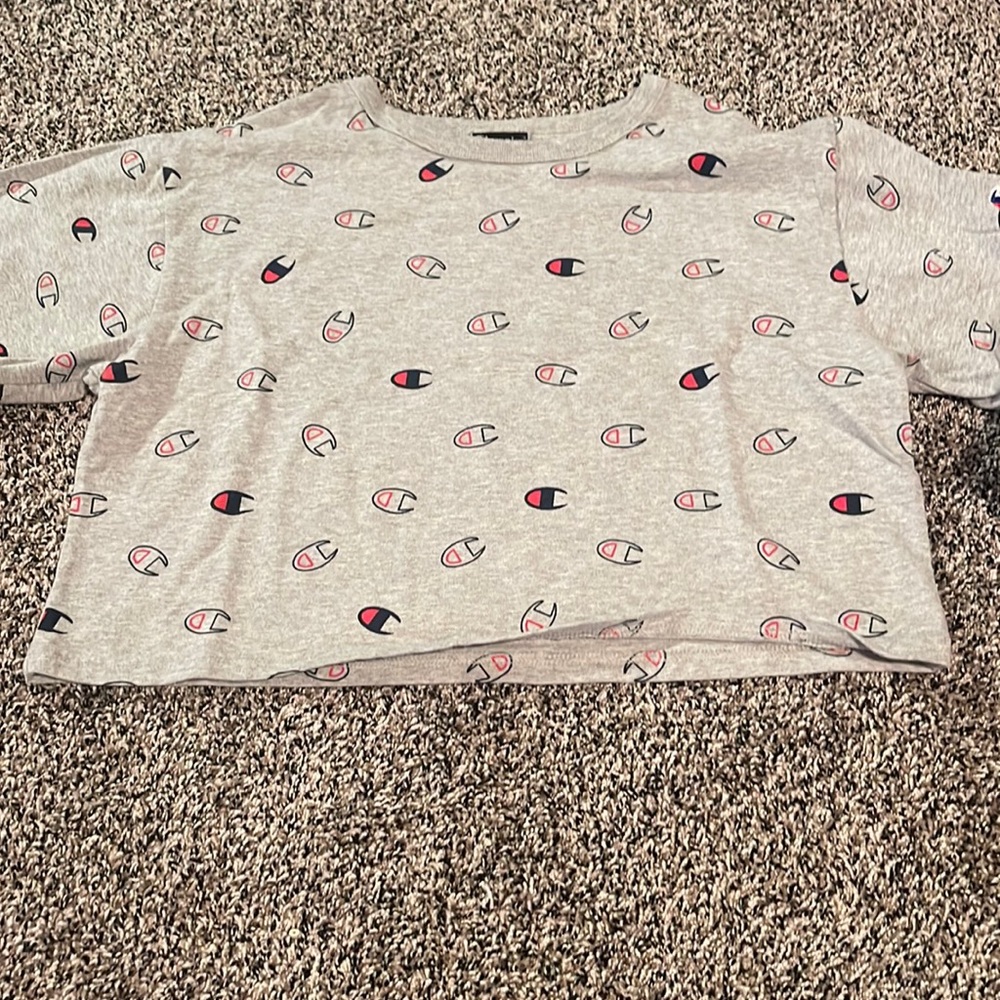 Gray cropped Champion shirt